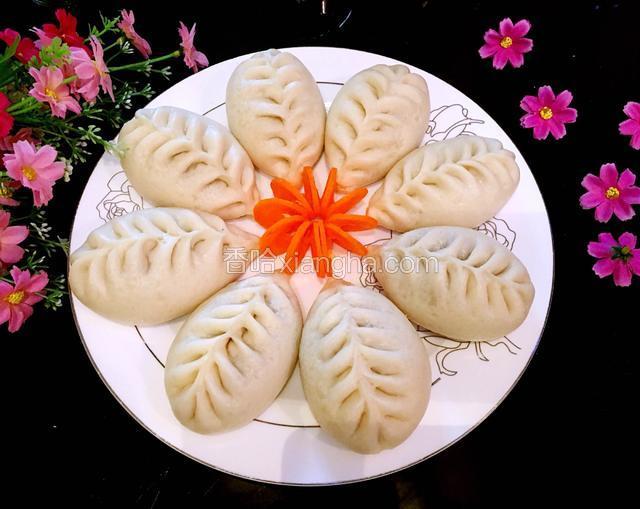 来一张成品图，用刻的红萝卜花做点缀美美哒！