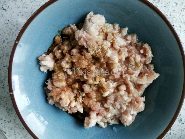 肉馅内加入盐，生抽，料酒，鸡精，五香粉，少量的水按照一个方向搅拌粘稠