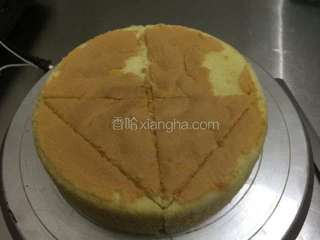 8寸蛋糕胚体.在中间画十字架.随意两个对称的角.切开下面是三角形
