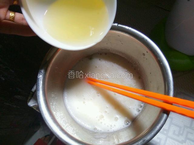 荔枝搅好把吉士丁下去，（一边下一边搅着）