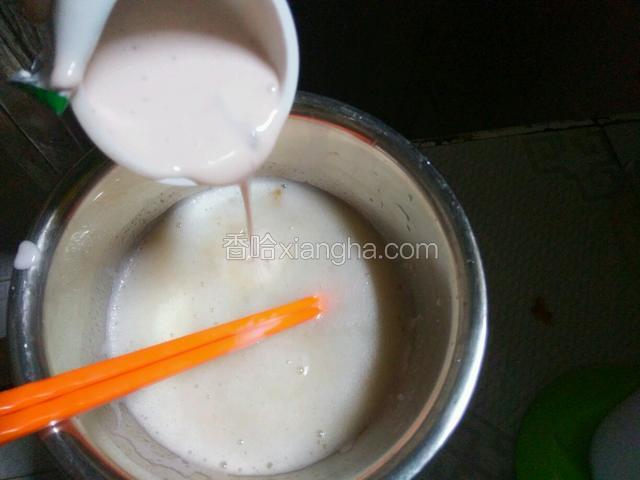 再把酸奶下去，搅圴勺，