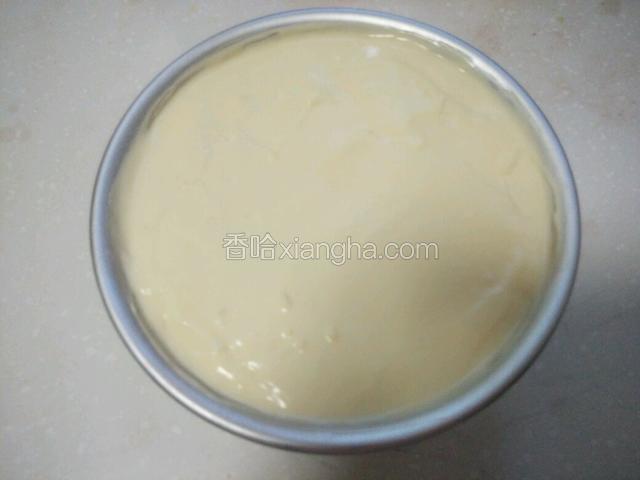 将剩下的奶酪糊倒在第二层手指饼干上面，模具填满抹平，然后放入冰箱冷藏8小时以上。

