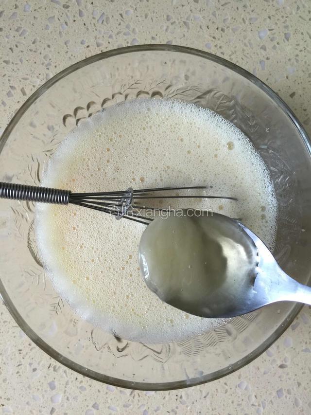 再分别加入蜂蜜 牛奶 黄油 橄榄油和柠檬汁继续搅拌均匀