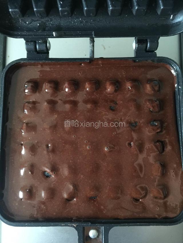 如图把可可粉面糊倒入模具，不用太满