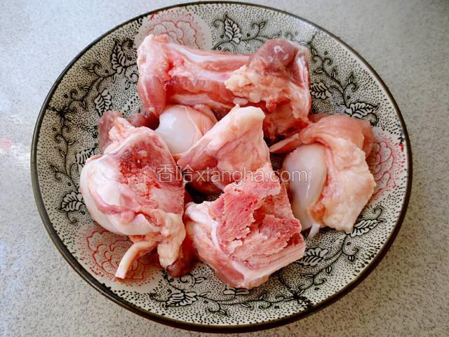 猪大骨剁块洗净血水。