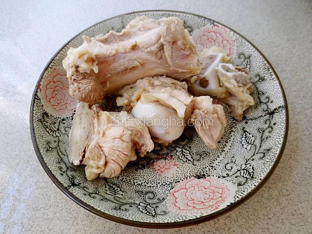 大骨沸水入锅加入料酒焯去血水。