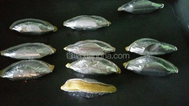 烤箱预热180度，放入蛋挞烤15分钟