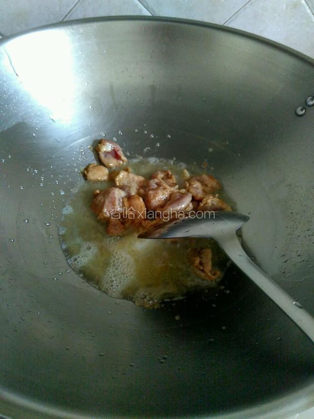 锅里放适量的油，烧热后，把腌制好的瘦肉放入，翻炒片刻，颜色由红变黄，盛起，备用！