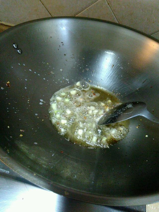 锅里放适量的油，把大蒜放入爆香！