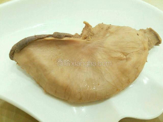 二十五分钟后关火，等高压锅气跑完后，打开锅盖，捞出猪肚。
