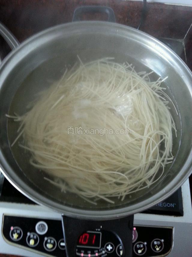 
取锅烧开水，放入干面条煮开几分钟就捞起。