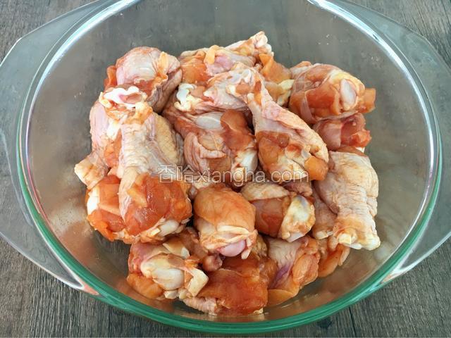 用料酒.生抽.盐和新奥尔良腌料将鸡腿腌制至少四小时以上。