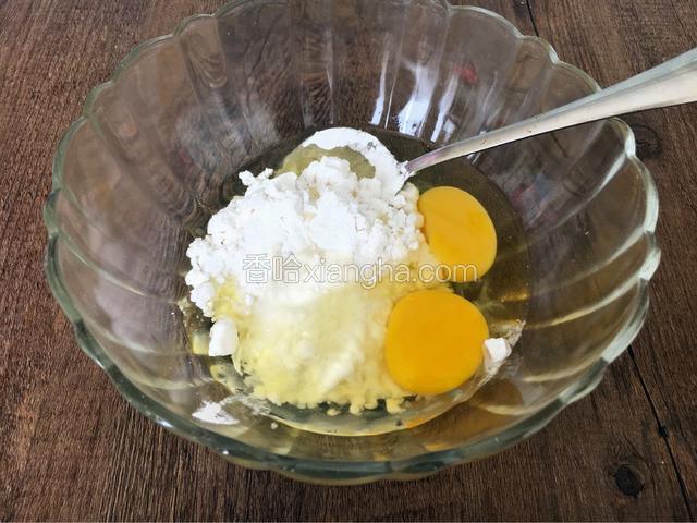 淀粉和鸡蛋拌匀成液态。