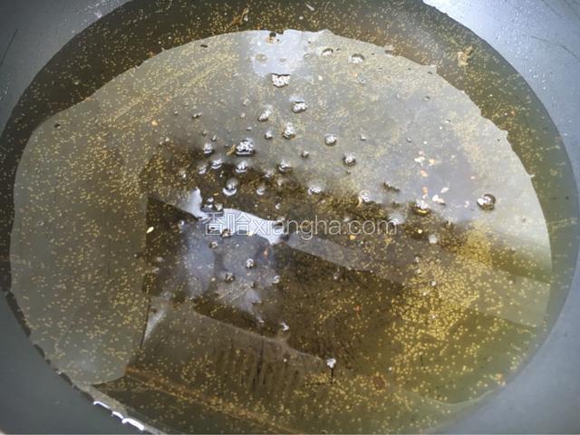 锅中添半锅食用油。