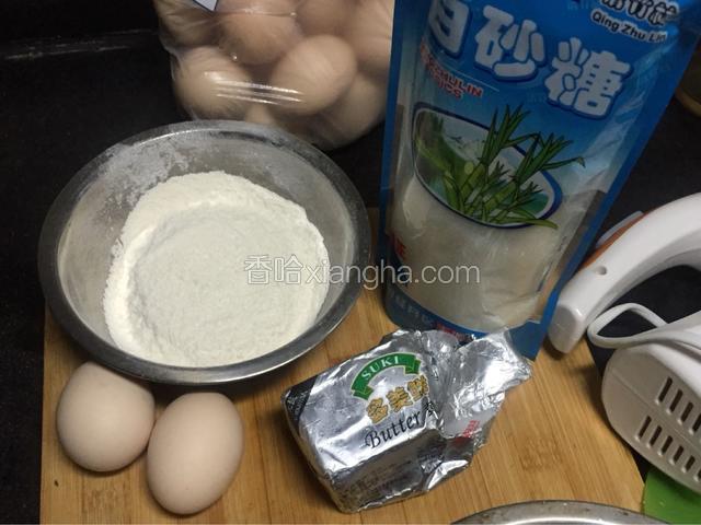 准备好食材，低粉过筛两次，鸡蛋打入一个无水无油的碗中，轻轻打散开
