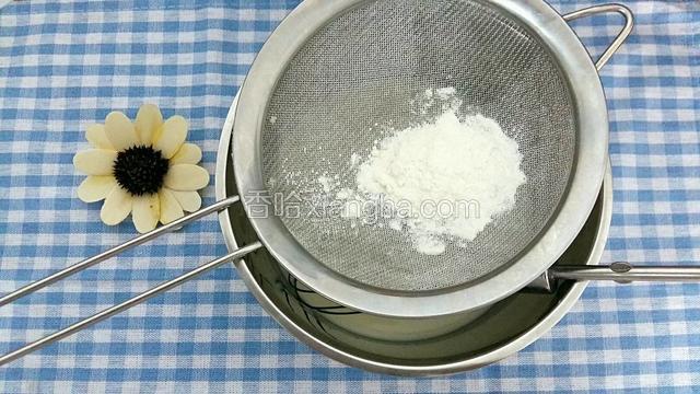 筛入低筋面粉搅拌均匀