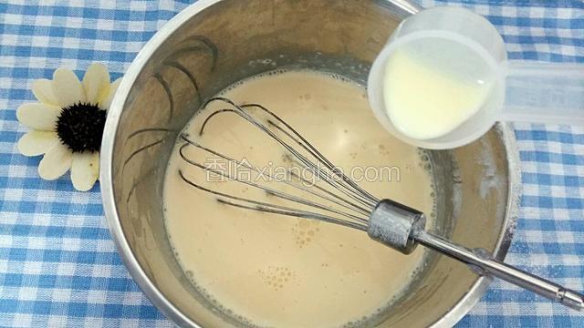 最后加入炼乳搅拌均匀