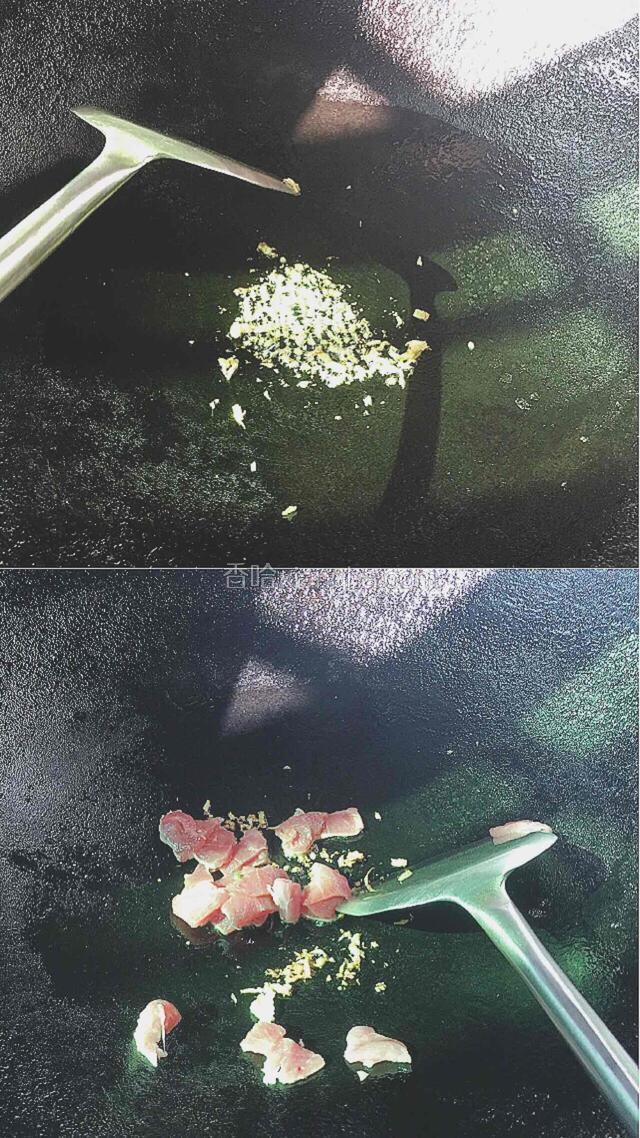 正式開炒！
先把鍋燒紅，然後放入花生油，倒入備好的少量薑碎三秒後就趕緊把豬肉倒入一起翻炒，看到豬肉變色，就順帶把芝士脆皮腸倒入一起翻炒。