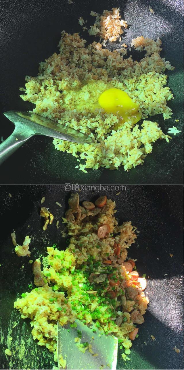 然後直接放雞蛋，放剛炒好的配件。(順序可以顛倒可先放配料再放雞蛋)
然後一起翻炒一兩下，就熄火，然後就可以放蔥粒一起翻炒。