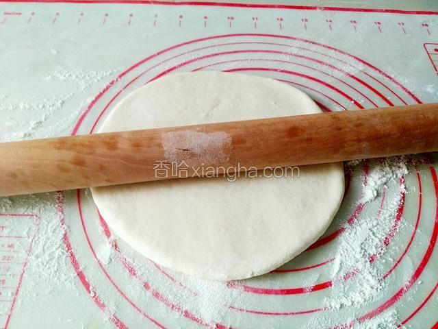 拿起一个面团揉好，按扁用擀面杖开始擀喽，