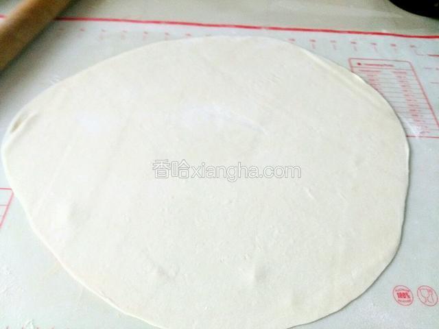 像这样太厚，撒上干面粉继续擀面，像擀面条一样擀滴薄薄的。厚薄均匀就好，我擀的这个也不标准。