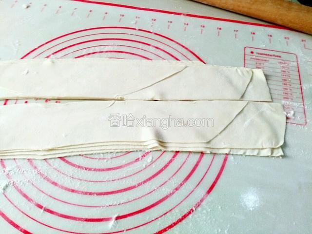 切完的面皮，成两个长面片了。