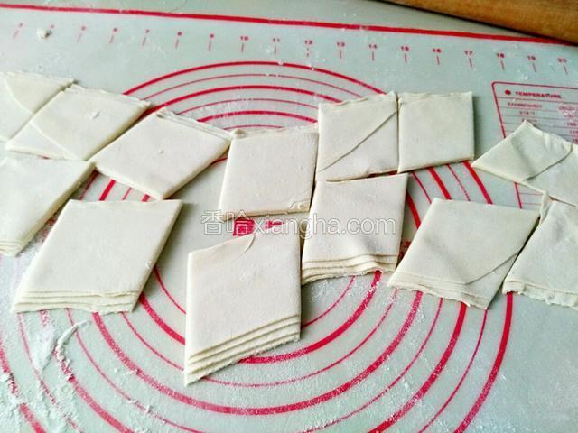 再斜着切成长方形，防止面皮粘，给一层层都揭开，