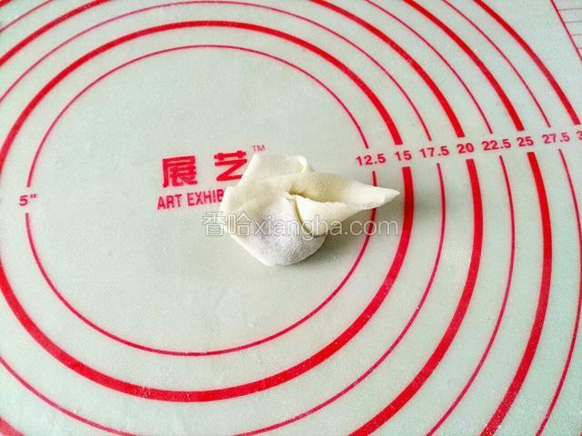 卷的还剩点面皮停止，拿起来向后对折，捏一下，一个混沌完成了。