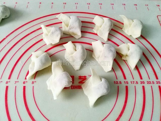 这是对折捏的混沌，包好一个小剂子，准备开始煮喽，