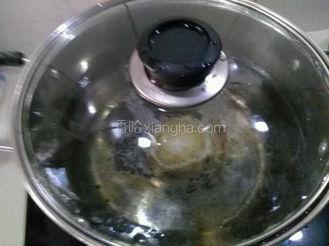 准备好锅，添加清水，水'量是半锅，（锅很小）
