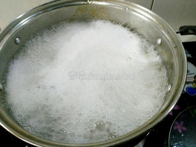 沸腾的很厉害，再倒少量生水，大约半碗生水。继续大火烧开锅，开三开，滚三滚，混沌熟喽。