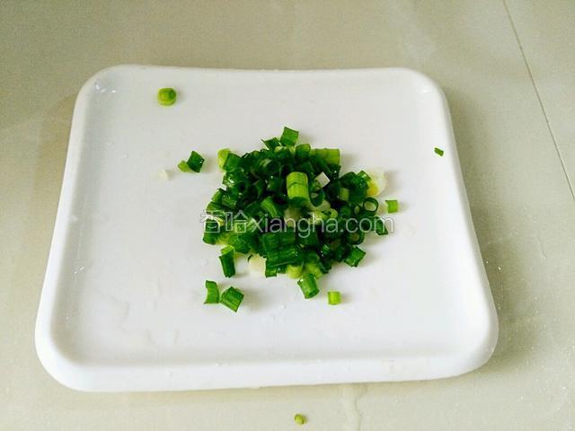 准备好小香葱，切碎了备用。