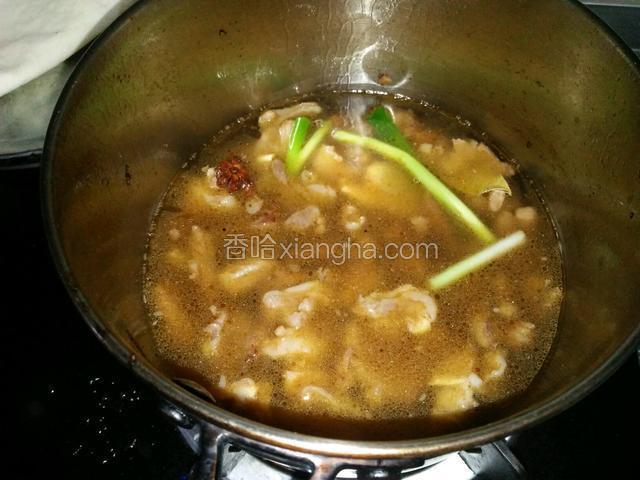 锅中加水，大火烧开转小火煮半小时，加土豆块，再煮20分钟