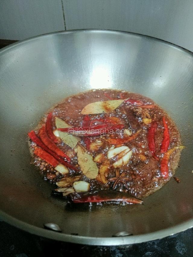 放调料烧配料放一碗水煮半个小时。