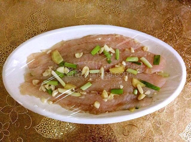 盖上保鲜膜腌制二小时