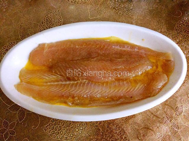 腌好的鱼除去葱姜蒜，均匀涂抹上蛋液