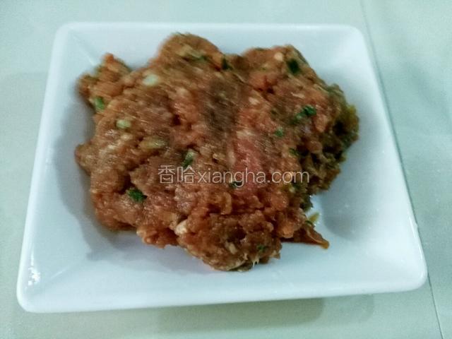 羊肉馅几种调料拌均匀了备用。