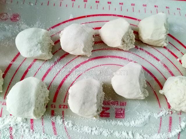 揪成大约每个60克的小剂子，