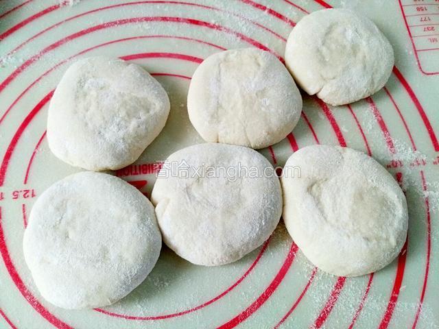 用手掌按扁每个剂子，