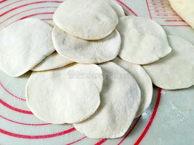 再用擀面杖把每个剂子擀好，擀的中间厚外围薄的面皮，