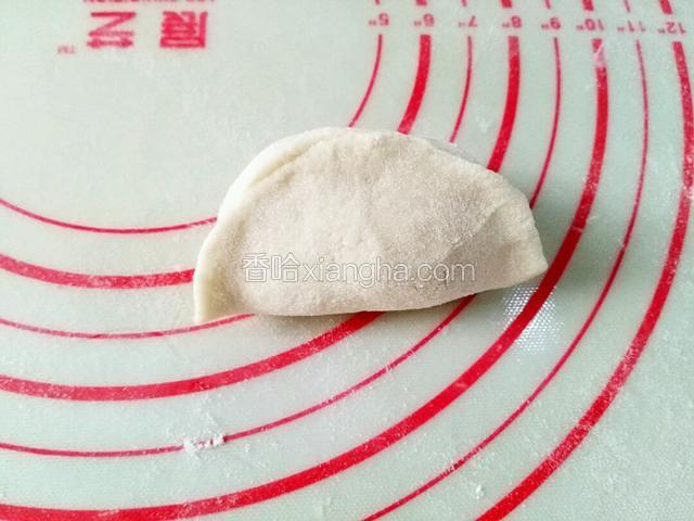 像包饺子一样包好，跟水饺区别就是褶子少。