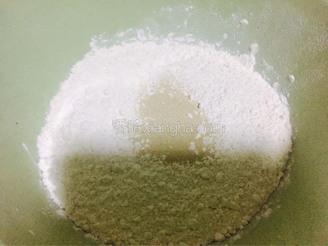 面粉放进盆里，倒入酵母