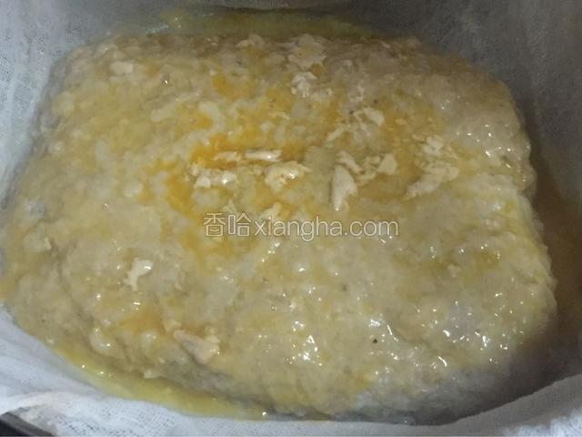 肉泥成型后，蛋液均匀的刷在肉泥上，再蒸2分钟，第二次刷入蛋液，蒸一下，重复两到两到三次