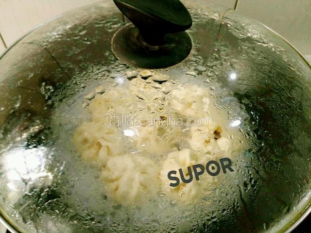 盖上盖，大火开两三分钟后改小火，慢慢煎喽，