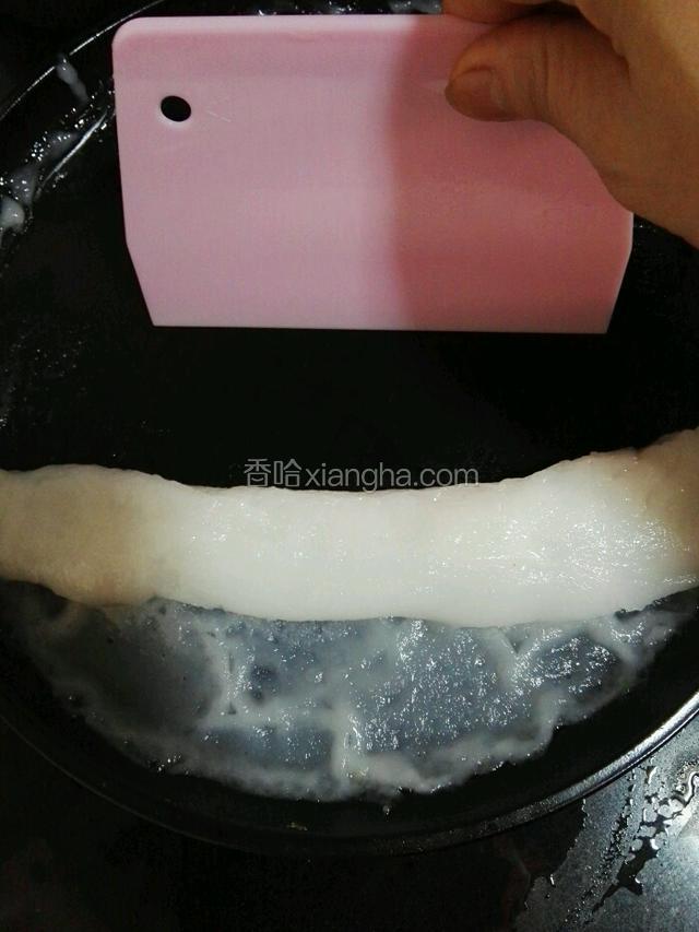 快速取出，用刮刀一点点卷起。