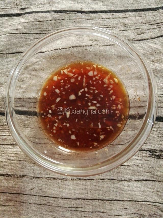 趁热淋上之前做好的调料