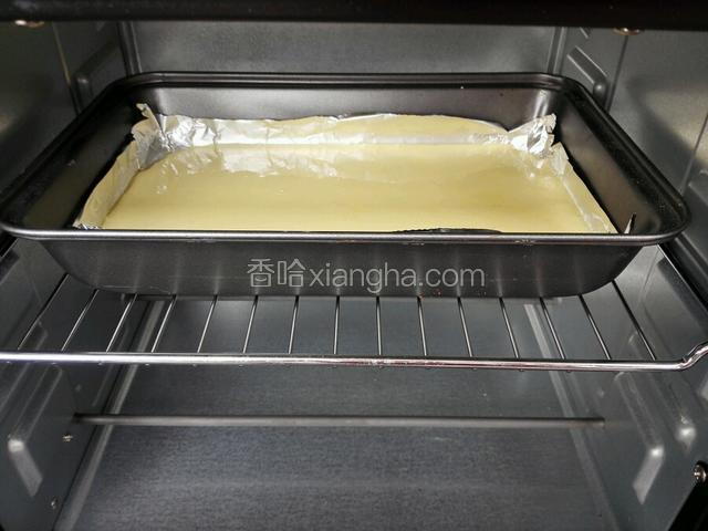 然后倒入长方模具盘中，送入预热200度烤箱，上下火中上层烤5分钟，蛋黄皮表面泛起微黄，有虎皮形状出现即可。（注意观察防时间过烤糊了）