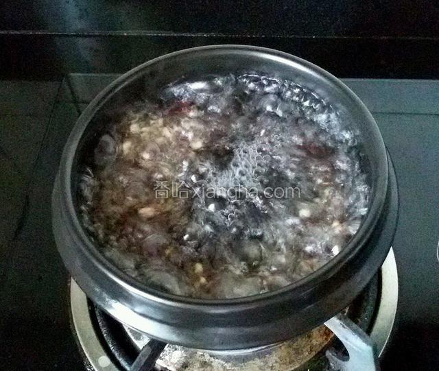 大火烧开后转小火，煮一个小时。（中间要经常搅，要么粘锅）