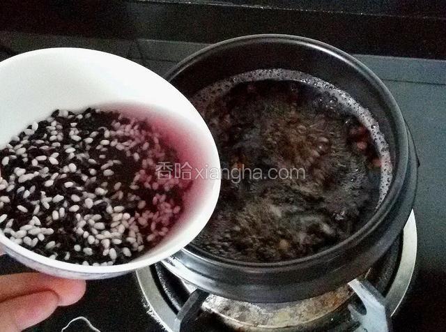 然后再把紫米和糯米放进去。