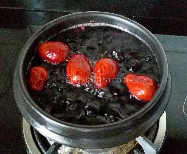 小火再煮四十分钟左右。